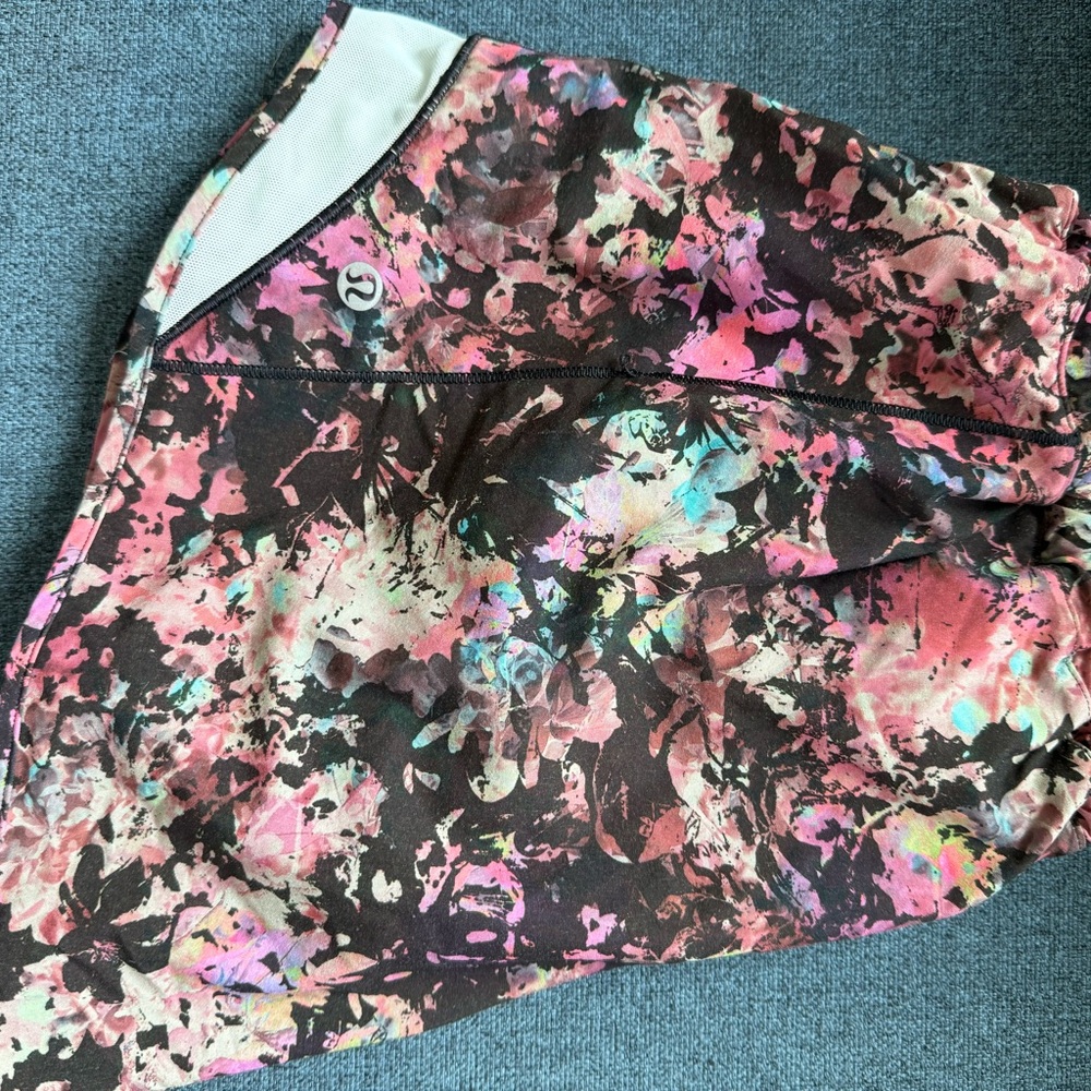 Lululemon size 6 hottie hot short